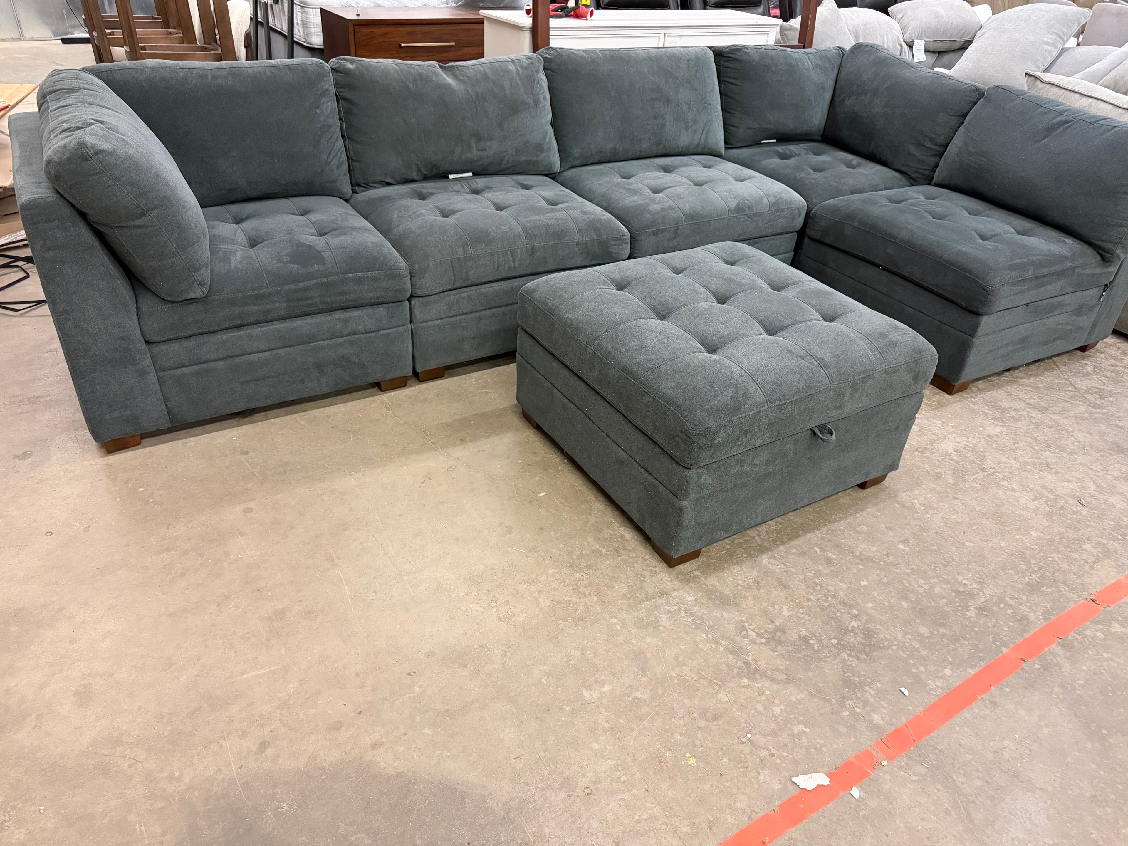 Thomasville Tisdale Sectional With Storage Ottoman
